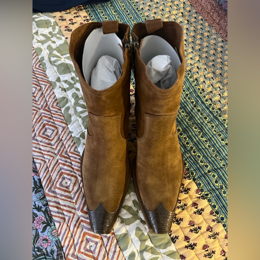 Sundance Camel Suede Ankle Booties with bronze tip. NWOB, Size 9 - Picture 7 of 11